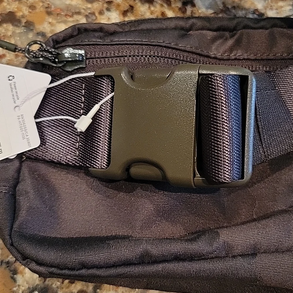 Lululemon Everywhere Belt Bag - Picture 2 of 5